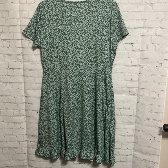 92% polyester 8% spandex - Picture 2 of 2